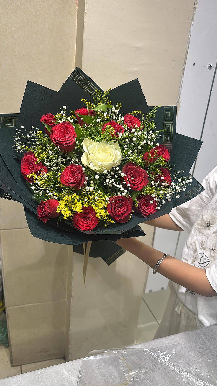 Kırmızı Güller Ve Ortada Beyaz Gül Buket